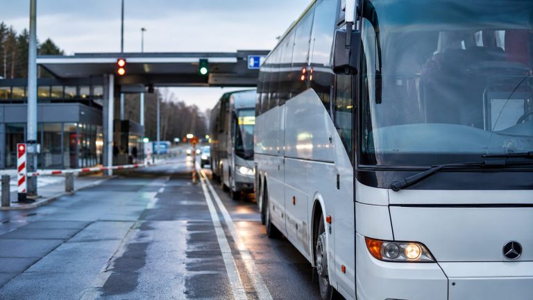 Bus Riga–Moscou : horaires, prix et expériences réelles à la frontière lettone