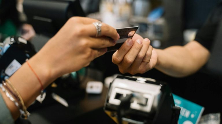 Visites guidées à Saint-Pétersbourg : comment réserver et payer avec une carte étrangère
