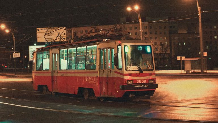 Transports publics à Saint-Pétersbourg 2026 : tarifs, cartes, conseils